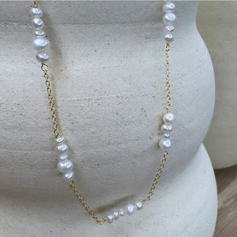 Den smukkeste perlehalskæde fra By Rokkjærs. Designet med forskellige størrelser perler.