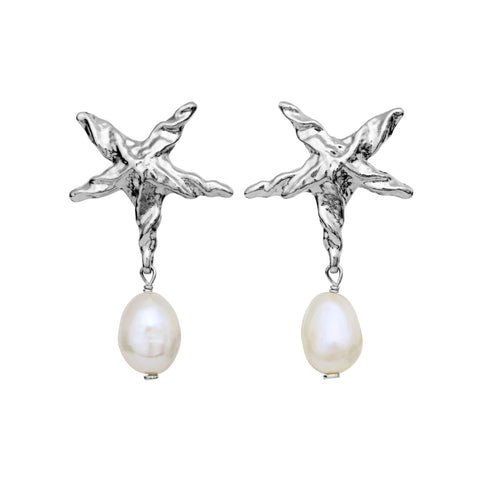 Patti øreringene fra Maanesten designet som søstjerner med smuk ferskvandsperle.
