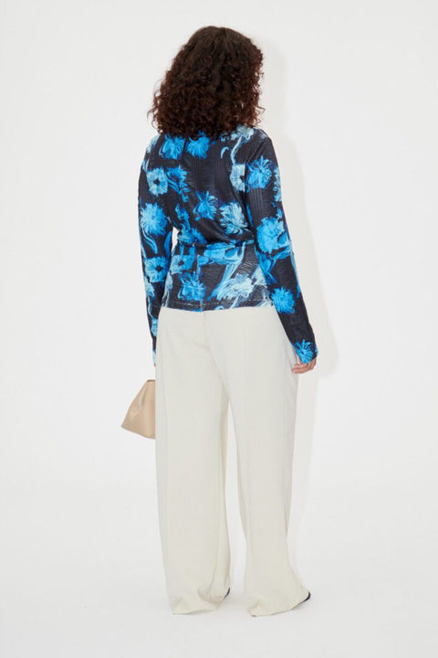 Den smukkeste Clare bluse fra Stine Goya med det fineste blå blomsterprint.