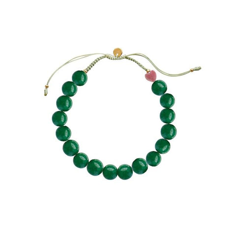 Cherie Bon Bon Armbånd – Happy Green fra Stine A Jewelry er et håndknyttet armbånd med smukke, runde ædelsten af grøn jade. Den dybe grønne farve bringer ro og balance og tilfører et friskt pust til enhver smykkesamling. Armbåndet er designet til at kunne bæres alene som et elegant statement eller som en del af et stacked look, hvor det kan mixes med andre armbånd i forgyldt sterlingsølv og ædelsten.