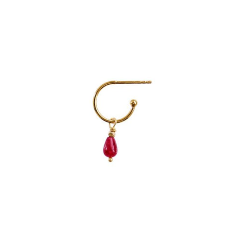 Love Drop Creol Earring – Single fra Stine A Jewelry er en romantisk og stilren ørering, der kombinerer et klassisk creol-design med et smukt dråbeformet vedhæng i rød agat. Øreringen er fremstillet i 18 karat forgyldt 925 sterlingsølv, og dens varme gyldne glød spiller elegant sammen med den dybe røde sten, som tilfører et strejf af boheme-romantik til dit look.