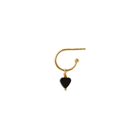 Mini AmourCreol Earring – Single fra Stine A Jewelry er en fin og feminin ørering, der kombinerer klassisk elegance med et legende twist. Øreringen er fremstillet i 18 karat forgyldt 925 sterlingsølv og prydet med et lille hjertevedhæng i sort onyx, som danser let under øret og tilfører et personligt udtryk.