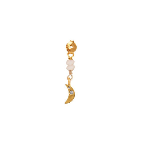 Petit Bella Moon Behind Ear-earring – Single fra Stine A Jewelry er et fortryllende behind-ear vedhæng, der tilfører et magisk og legende udtryk til dine ørestikker. Vedhænget er designet til at hænge bag øreflippen og fastgøres med låsen på din foretrukne ørestik – hvilket skaber illusionen af en svævende måne, der danser let bag øret.
