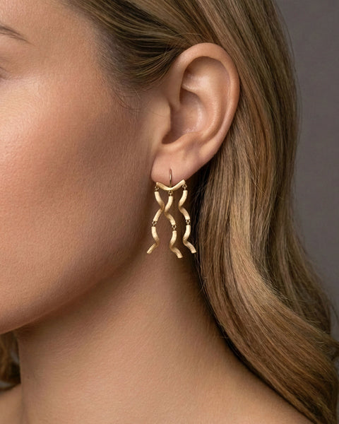 Dulong Vega Øreringe Cascade Curl Lang 18 kt. guld