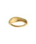 Ring i guld med simpelt design med runde former