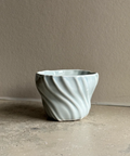 Atelier Mareé porcelænskop i himmelblå. Hånldlavet kop i porcelæn. Tidevandskop. Køb hos Rokkjærs 
