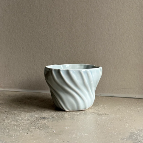 Atelier Mareé porcelænskop i himmelblå. Hånldlavet kop i porcelæn. Tidevandskop. Køb hos Rokkjærs 