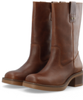 BIAMARY Mid Pull On Boot Pull Up Leather fra Bianco er en stilfuld og funktionel støvle designet i 100% koskind