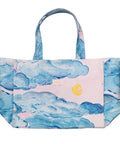 Denne Big Canvas Totebag fra Maanesten er en rummelig og sofistikeret taske, skabt til at kunne rumme alt det, du har brug for i hverdagen. Med sin bløde rosa farve og elegante design tilfører den et feminint og stilfuldt udtryk, der passer perfekt til både afslappede og mere formelle anledninger.