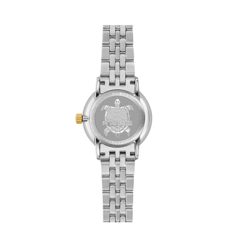 Certina DS Caimano Lady - C035.210.22.037.02 er et elegant schweizisk dameur, der kombinerer raffineret design med høj præcision. Med en 28 mm rustfri stålkasse og sølvfarvet urskive udstråler det både klassisk stil og funktionalitet.