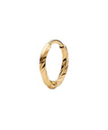 Maria Black DC 8 Huggie – Eksklusivt design i 14 kt. guld. H1006Y. unik ørering fremstillet i 14 kt. guld. Med sin glatte overflade og rene linjer skaber DC 7 Huggie et stilfuldt og eksklusivt look. 