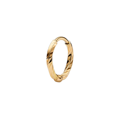 Maria Black DC 8 Huggie – Eksklusivt design i 14 kt. guld. H1006Y. unik ørering fremstillet i 14 kt. guld. Med sin glatte overflade og rene linjer skaber DC 7 Huggie et stilfuldt og eksklusivt look. 