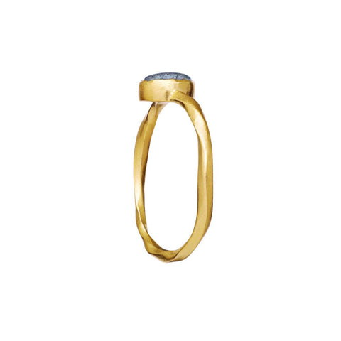 Fineste Doris ring, med en smuk halvmåne, designet med en smuk labradorit.