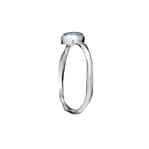 Fineste Doris ring, med en smuk halvmåne, designet med en smuk labradorit.