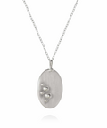 Dulong halskæde, Delphis, Sølv, DEL5-F1010.  Designet fremhæver smykkets lethed og elegance med et enkelt vedhæng, som skaber et balanceret og feminint udtryk.