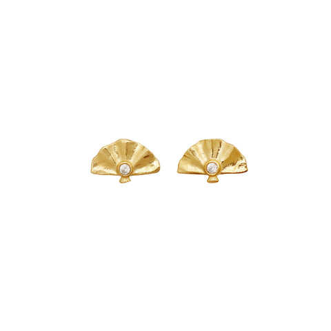 Fantine_earrings_gold_a. fantine ørestikker fra maanesten . lille vifte i forgyldt sølv
