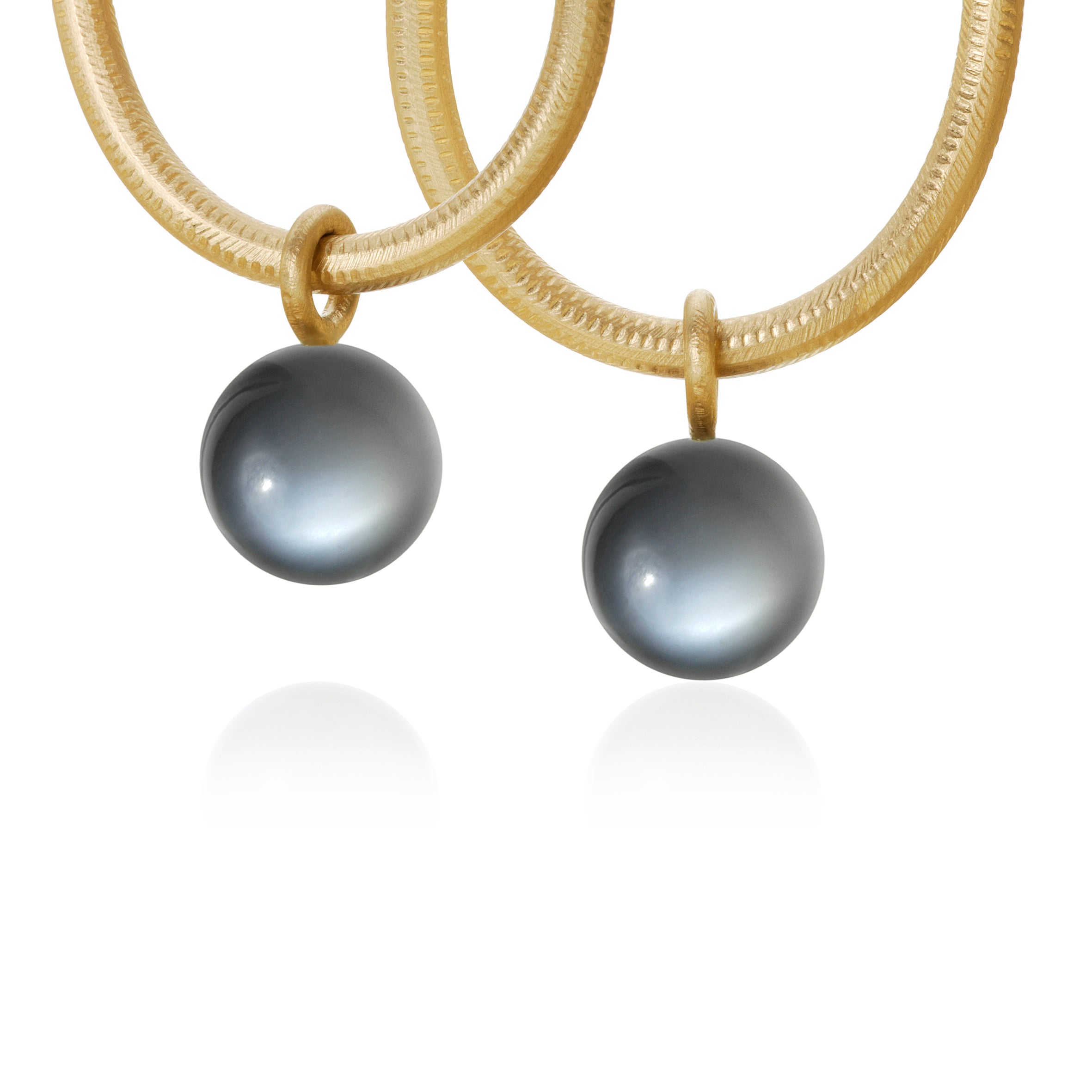 Dulong Globe vedhæng, 18 guld månesten · par – Rokkjærs