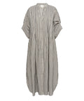 AlexaGO Jo Shirt Dress - Creme Black Stripes er en elegant skjortekjole, der kombinerer klassisk charme med moderne detaljer.