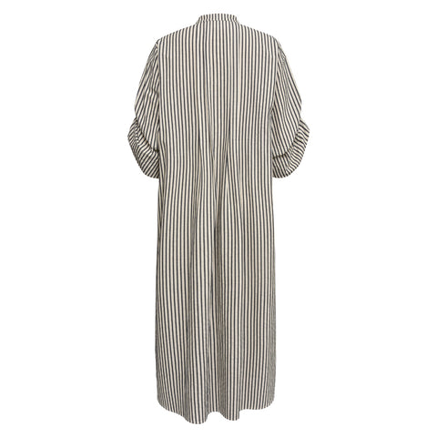 AlexaGO Jo Shirt Dress - Creme Black Stripes er en elegant skjortekjole, der kombinerer klassisk charme med moderne detaljer.