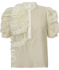 AnnsofiGO Blouse - Vanilla er en smuk og stilfuld bluse, der kombinerer elegance med et moderne touch. Den har korte, voluminøse ærmer, der skaber en dramatisk og sofistikeret silhuet.