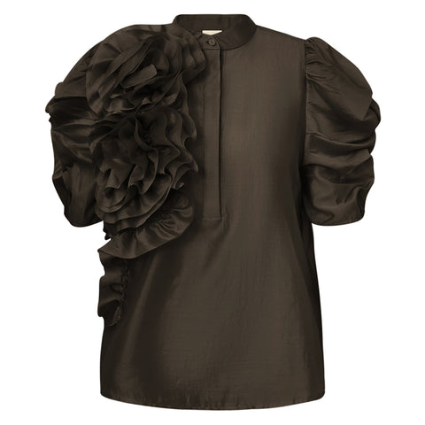 GOSSIA AnnsofiGO Blouse&nbsp;er en elegant og moderne bluse, der forener tidløs femininitet med et nutidigt twist. De korte, voluminøse ærmer tilføjer dramatik og raffinement til silhuetten, mens den høje hals med frontlukning og en smuk, dekorativ blomst på siden giver et særligt og iøjnefaldende udtryk.