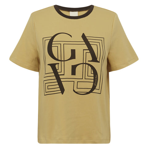 GOSSIA BasGO T-shirt i farven Honey er den perfekte kombination af komfort og stil. Den bløde bomuldskvalitet føles behagelig mod huden og gør T-shirten ideel til både hverdagsbrug og lag-på-lag styling.