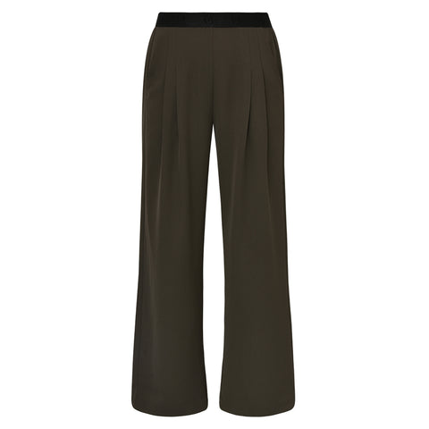 CloeGO Atalie Pants fra GOSSIA er bukserne, der forener komfort med et moderne og feminint udtryk. Med deres afslappede pasform og elegante detaljer er de skabt til den stilbevidste kvinde, der ønsker et look med kant – uden at gå på kompromis med bevægelighed og velvære.