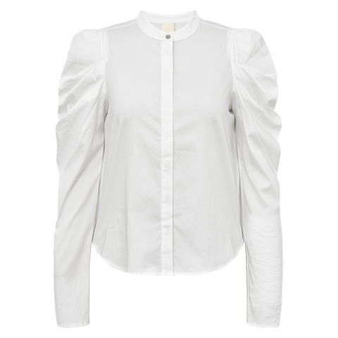 GOSSIA ElisaGO Skjorte i hvid er en klassisk og elegant skjorte med et moderne twist. Den er fremstillet i en lækker stretch-kvalitet bestående af 70 % bomuld, 27 % polyamid og 3 % elasthan, hvilket sikrer en blød og behagelig pasform med god bevægelighed.