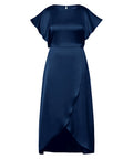 MarionGO Dress - Navy er en elegant og stilfuld kjole, perfekt til sommerens fester. Den er lavet i en blød og lækker polyester satin-kvalitet, hvilket giver en flot og glat finish.