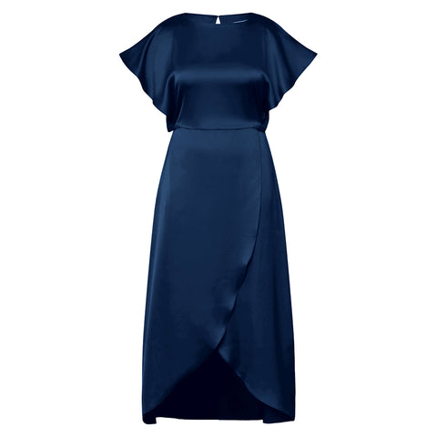 MarionGO Dress - Navy er en elegant og stilfuld kjole, perfekt til sommerens fester. Den er lavet i en blød og lækker polyester satin-kvalitet, hvilket giver en flot og glat finish.