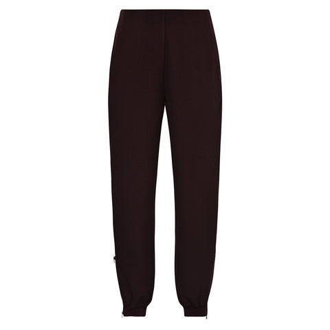 GOSSIA MilenaGo Moe Pants er den perfekte kombination af klassisk elegance og moderne komfort.

Disse bukser er designet med fine detaljer og en pasform, der sidder skønt på kroppen. Med praktiske lommer foran og fake paspel-lommer bagpå får du et stilrent udtryk, mens elastik og rib i buksebenene tilføjer et cool, sporty touch, der balancerer det klassiske look perfekt.