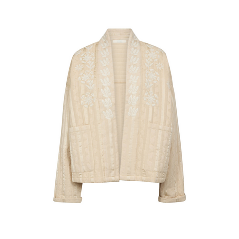 NichalaGO Jacket - Champagne er en stilfuld og alsidig jakke, der kombinerer elegance med komfort.