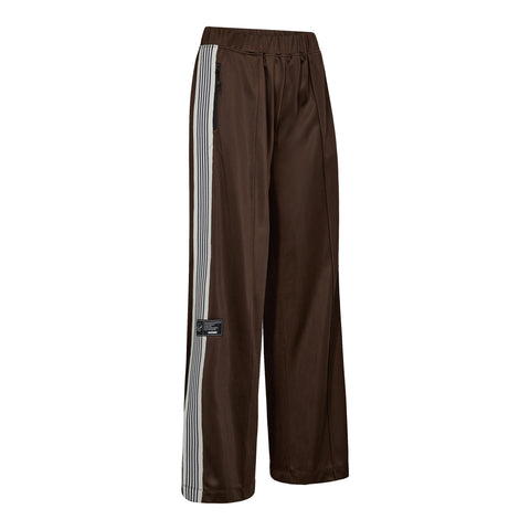 HL10018-BaggyTrackPants-Mocca-Extra0. brune brede bukser løse fra haute l'amitie. lange lige bukseben med hvide striber