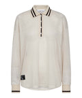 Drift Polo Blouse fra Haute L’amitié er en moderne t-shirt med et sofistikeret twist, der kombinerer sporty detaljer med et elegant udtryk. Fremstillet i 100 % polyester, har blusen en glat og let kvalitet, som gør den behagelig at have på og nem at style til både hverdag og mere sammensatte looks.