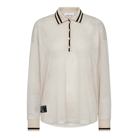 Drift Polo Blouse fra Haute L’amitié er en moderne t-shirt med et sofistikeret twist, der kombinerer sporty detaljer med et elegant udtryk. Fremstillet i 100 % polyester, har blusen en glat og let kvalitet, som gør den behagelig at have på og nem at style til både hverdag og mere sammensatte looks.