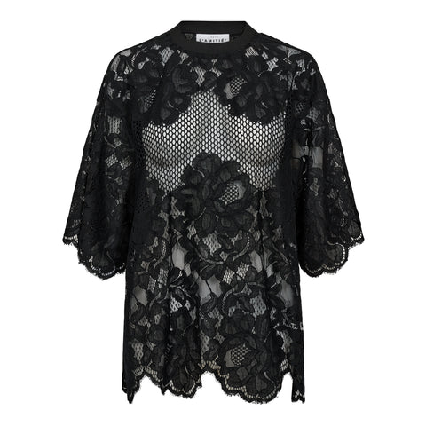Den sorte Curvey Lace Hem Tee fra Haute L'amitié er en elegant og moderne bluse, der kombinerer feminin finesse med et strejf af kant. Blusen er fremstillet i 100 % polyester, hvilket giver den en let og behagelig kvalitet, perfekt til både hverdag og festlige lejligheder.