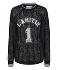 Haute L'amitié LAce LS Football Bluse&nbsp;er en moderne fortolkning af den klassiske football tee, hvor sporty detaljer møder et sofistikeret og feminint udtryk. Blusen er designet med lange ærmer og en bred, lige pasform, som giver et afslappet og cool look. Den sorte farve tilføjer kant og gør blusen nem at style med både jeans, nederdele og lag-på-lag outfits.