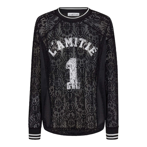 Haute L'amitié LAce LS Football Bluse&nbsp;er en moderne fortolkning af den klassiske football tee, hvor sporty detaljer møder et sofistikeret og feminint udtryk. Blusen er designet med lange ærmer og en bred, lige pasform, som giver et afslappet og cool look. Den sorte farve tilføjer kant og gør blusen nem at style med både jeans, nederdele og lag-på-lag outfits.
