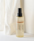 Giv din hud et øjebliks ro og friskhed med Humdakin 01 Face and Body Mist – en opfriskende og fugtgivende spray til både ansigt og krop. Den er beriget med naturlige ekstrakter fra kamille og havtorn, som beroliger, nærer og beskytter huden, samtidig med at den tilfører et let kølende boost i løbet af dagen.