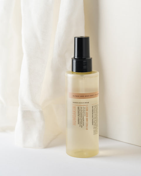 Giv din hud et øjebliks ro og friskhed med Humdakin 01 Face and Body Mist – en opfriskende og fugtgivende spray til både ansigt og krop. Den er beriget med naturlige ekstrakter fra kamille og havtorn, som beroliger, nærer og beskytter huden, samtidig med at den tilfører et let kølende boost i løbet af dagen.