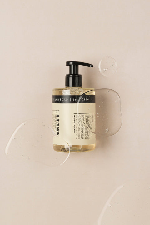 Humdakin 02 Håndsæbe – Hyldebær &amp; Birk er en mild og plejende håndsæbe, der kombinerer effektiv rengøring med naturlige ingredienser og skandinavisk elegance. Den er beriget med ekstrakter fra hyldebær og birk, som begge er kendt for deres beroligende og rensende egenskaber. Hyldebær bidrager med antioxidanter og fugt, mens birk virker opfriskende og styrkende på huden.