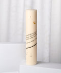 Skab en rolig og sanselig december med Humdakin Christmas Kalender Lys – en elegant og minimalistisk kalenderlys, der forener funktion og æstetik. Lyset er designet i klassisk skandinavisk stil med diskrete tal fra 1 til 24, så du kan tælle ned til juleaften med varme og nærvær. Den varme, naturlige farvetone passer perfekt ind i moderne boligindretning og kan styles med gran, keramik eller tekstiler for et personligt udtryk.