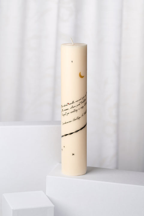 Skab en rolig og sanselig december med Humdakin Christmas Kalender Lys – en elegant og minimalistisk kalenderlys, der forener funktion og æstetik. Lyset er designet i klassisk skandinavisk stil med diskrete tal fra 1 til 24, så du kan tælle ned til juleaften med varme og nærvær. Den varme, naturlige farvetone passer perfekt ind i moderne boligindretning og kan styles med gran, keramik eller tekstiler for et personligt udtryk.