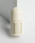 Med Humdakins velkendte signaturduft får du en mild og behagelig friskhed, der holder hele dagen – uden at gå på kompromis med hudens balance. Deodoranten er dermatologisk testet og velegnet til både tør og sensitiv hud, og den kompakte 75 ml størrelse gør den perfekt til både hjemmebrug og tasken på farten.