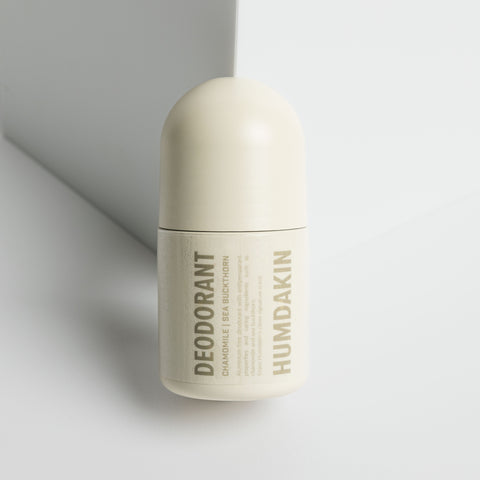 Med Humdakins velkendte signaturduft får du en mild og behagelig friskhed, der holder hele dagen – uden at gå på kompromis med hudens balance. Deodoranten er dermatologisk testet og velegnet til både tør og sensitiv hud, og den kompakte 75 ml størrelse gør den perfekt til både hjemmebrug og tasken på farten.