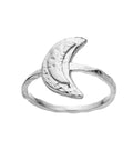 Den fine Jacinta ring, er designet med en fin og enkelt måne oven på ringen.