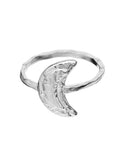 Den fine Jacinta ring, er designet med en fin og enkelt måne oven på ringen.