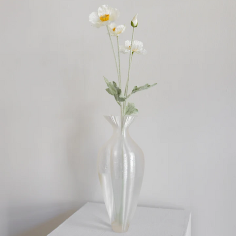 Kunstig naturtro valmue fra bloom objects. hvid falsk blomst. med grønne blade. flot til hjemmet. kan bruges i buket
