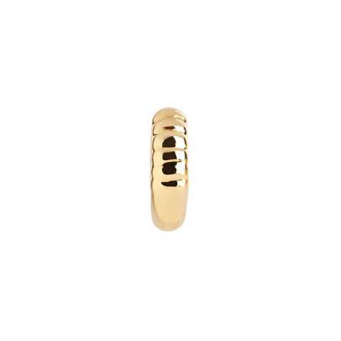 Maria Black Laid Back 7 Huggie – Minimalistisk elegance i forgyldt sterlingsølv. Fremstillet af forgyldt sterlingsølv. Med en indre diameter på 7 mm. 100848YG