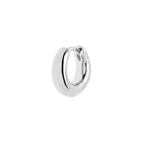 Maria Black øreringe i sølv. Laid back 7 huggie 100848AG. Hoop øreringe på 7,5 mm. Sterlingsølv og hvid rhodium. Minimalistisk design og moderne elegance. 